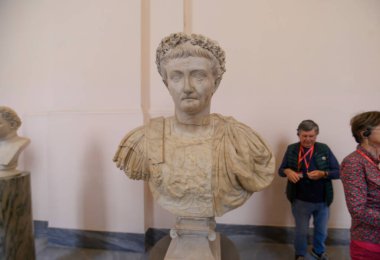 Napoli, İtalya. Ulusal Arkeoloji Müzesi 'nde antik Roma heykelleri.