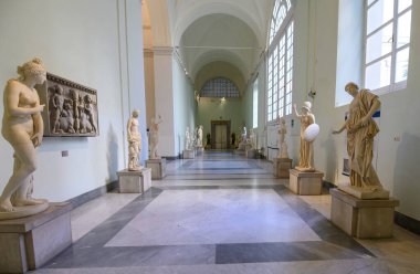 Napoli, İtalya. Ulusal Arkeoloji Müzesi 'nde antik Roma heykelleri.
