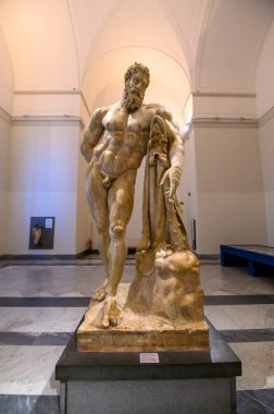 Napoli, İtalya. Ulusal Arkeoloji Müzesi 'ndeki antik Roma heykelleri. Farnese Herkül, antik Roma heykeli.