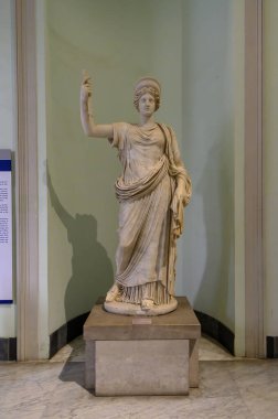 Napoli, İtalya. Ulusal Arkeoloji Müzesi 'nde antik Roma heykelleri.