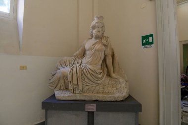 Napoli, İtalya. Ulusal Arkeoloji Müzesi 'nde antik Roma heykelleri.