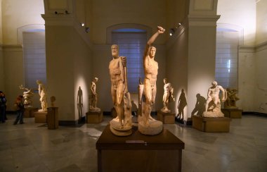Napoli, İtalya. Ulusal Arkeoloji Müzesi 'nde antik Roma heykelleri.