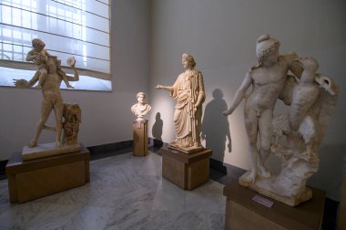Napoli, İtalya. Ulusal Arkeoloji Müzesi 'nde antik Roma heykelleri.