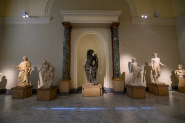 Napoli, İtalya. Ulusal Arkeoloji Müzesi 'nde antik Roma heykelleri.
