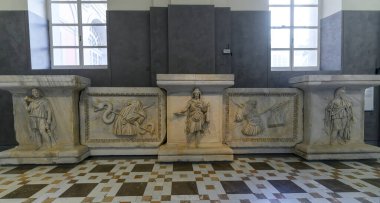 Napoli, İtalya. Ulusal Arkeoloji Müzesi 'nde antik Roma heykelleri.