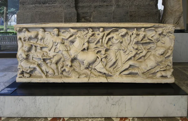 Napoli, İtalya. Ulusal Arkeoloji Müzesi 'ndeki antik Roma heykelleri. Mitolojik rahatlama ile antik Roma mermer lahiti