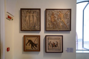 Napoli, İtalya. Ulusal Arkeoloji Müzesi 'ndeki Pompeii ve Herculaneum' dan antik Roma mozaikleri.
