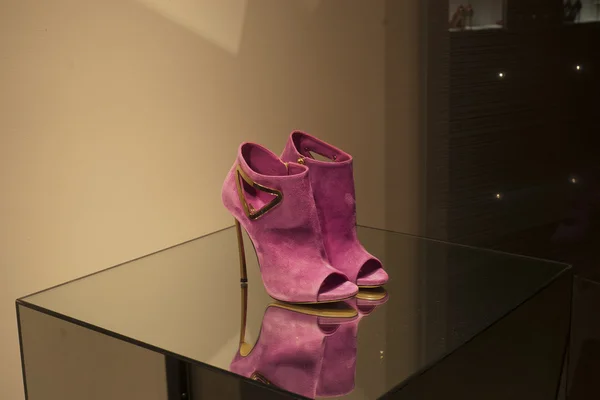 Exibição de sapatos de moda — Fotografia de Stock