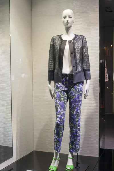 Alışveriş moda mağaza vitrin mankeni — Stok fotoğraf