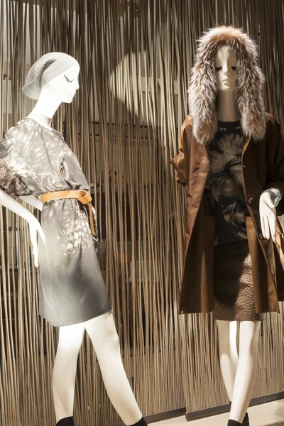 Alışveriş moda mağaza vitrin mankeni — Stok fotoğraf