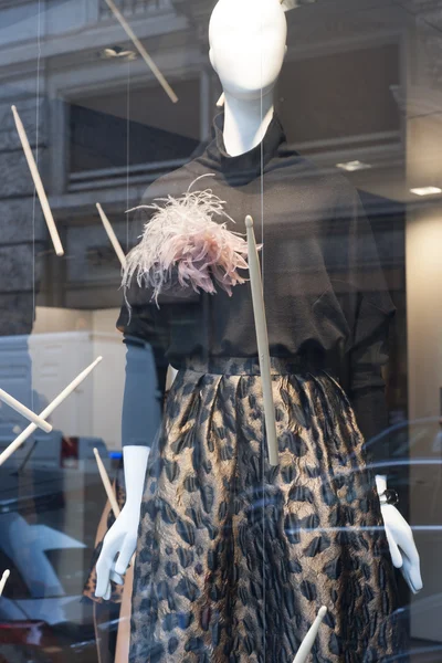 Fashion mannequin window — Stock Photo, Image