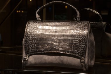 fashiom çanta pencere