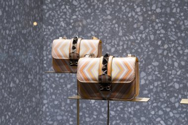 fashiom çanta pencere