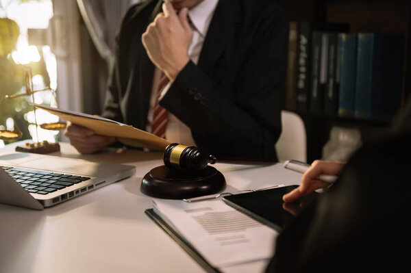 бизнесмены и юристы обсуждают контрактные документы, сидя за столом. Концепции права, консультации, юридические услуги. в утренний час пик