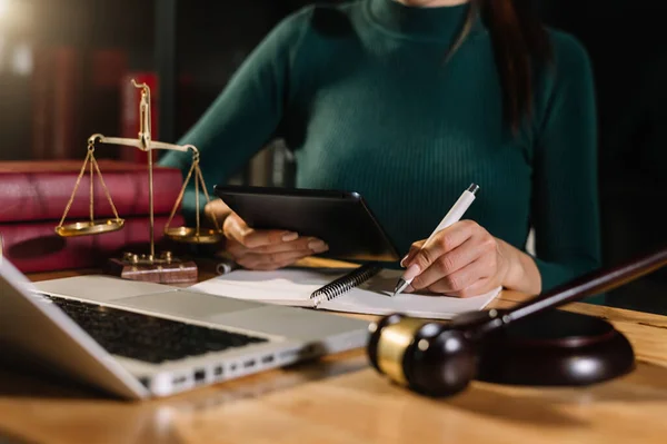 Giudice Maschio Aula Tribunale Sul Tavolo Legno Consigliere Avvocato Maschio — Foto Stock