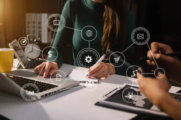 Çalışma ekibi toplantısı konsepti, bilgisayar ve akıllı telefon kullanarak iş dünyası ve dijital tablet bilgisayar ile sanal ikon ağ diyagramı ofisi sabah ışığı
