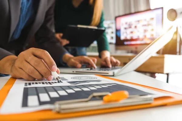 Zakelijke Documenten Kantoor Tafel Met Smartphone Rekenmachine Digitale Tablet Grafiek — Stockfoto