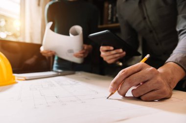 Yaratıcı mimar, sabahları karanlık çatı katındaki büyük çizimlere ya da kafeye yansıyor.