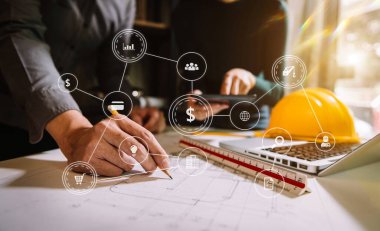 Çalışma ve tablet hakkında konuşan iki meslektaş, ofisteki inşaat alanında mimari projeyle ilgili bilgisayarı açtılar.