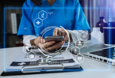 Tıbbi teknoloji konsepti, zeki doktor eli sanal ikon diyagramı olan modern dizüstü bilgisayarla çalışıyor.