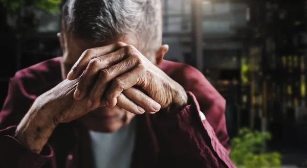 Senior Homme Couvrant Son Visage Avec Ses Mains Dépression Anxiété — Photo