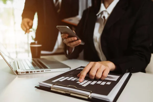 Affärsdokument Kontorsbord Med Smarttelefon Och Bärbar Dator Och Två Kollegor — Stockfoto