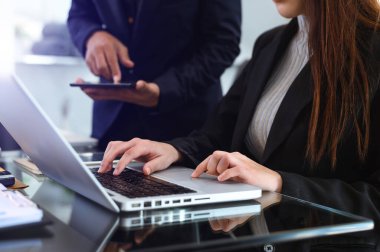  İş ekibi toplantısı. Finans müdürüyle çalışan profesyonel bir yatırımcı. ... akıllı telefon ve dijital tabletle sabahleyin...
