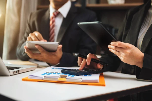 Geschäftsdokumente Auf Dem Bürotisch Mit Smartphone Und Taschenrechner Digitales Tablet — Stockfoto