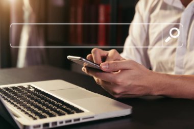 Cep telefonu ve dizüstü bilgisayar VR simgesi ile çalışan boş arama çubuğuyla İnternet Veri Bilgi Ağı Konsepti aranıyor