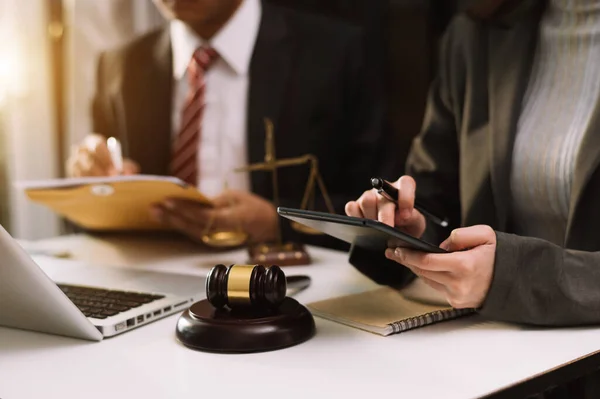 Justiça Direito Concept Male Juiz Tribunal Sobre Mesa Madeira Conselheiro — Fotografia de Stock