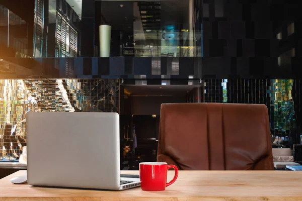 Arbeitsplatz Mit Computer Laptop Bürobedarf Und Kaffeetasse Smartphone Und Tablet — Stockfoto