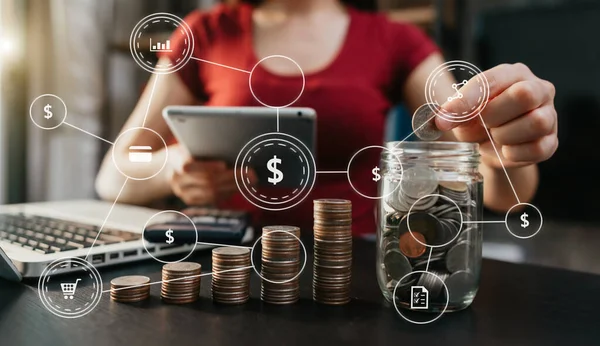 Mujer Negocios Sosteniendo Monedas Poniendo Vidrio Con Uso Teléfono Inteligente —  Fotos de Stock