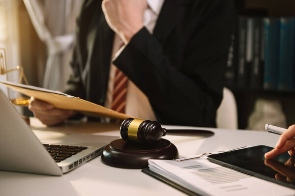 бизнесмены и юристы обсуждают контрактные документы, сидя за столом. Концепции права, консультации, юридические услуги. в утренний час пик