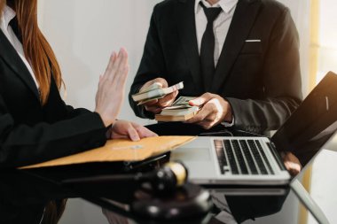 Avukatın, avukatlık bürosundaki iş adamının zarfında rüşvet vermeyi reddetmesi..