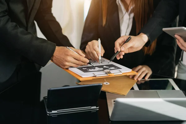 Trois Collègues Affaires Discuter Données Tablette Numérique Ordinateur Portable Avec — Photo