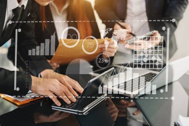 İş Analitik Konsepti ile Veri Yönetimi Sistemi. İş adamları, modern ofisteki anahtar performans göstergeleri ve pazarlama analizleri için gerekli bilgileri sağlamaktadırlar.