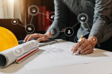 İş adamı el işi ve dizüstü bilgisayarla inşaat alanında inşaat alanında VR simgesiyle birlikte.