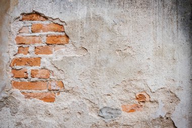 Eski kırmızı tuğlalı duvar dokusu. Sıkıntılı duvar yüzeyine boyanmış. Grungy Wide Brickwall 'da. vintage