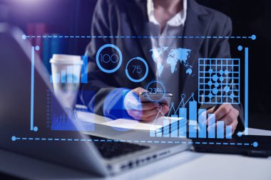 İş Analitik Konsepti ile Veri Yönetimi Sistemi. Sanal bilgisayardaki anahtar performans göstergeleri ve pazarlama analizleri için iş adamlarıyla birlikte çalışmak 