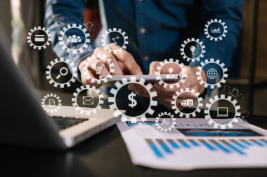 İş kadını el bilgisayarı, tablet ve akıllı telefonla çalışıyor. Ofiste dijital pazarlama medyası ile birlikte.