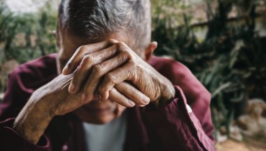 Üst düzey bir adam elleriyle yüzünü kapatıyor. Depresyon ve endişe Boşluğu kopyala