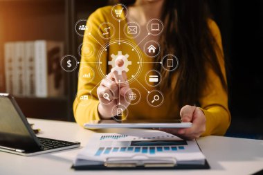 Kodlama yazılım geliştiricisi, ilgili siber güvenliğe sahip gelişmiş gösterge paneli bilgisayar simgeleriyle çalışıyor. İşadamı eli çalışıyor