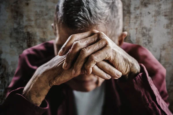 Uomo Anziano Che Copre Viso Con Mani Depressione Ansia Copia — Foto Stock