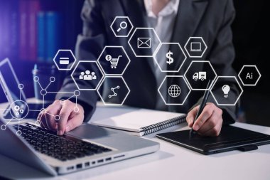 Kumbaradan para alan kadınlar hesap makinesinde para sayıyor. El ele tutuşma kalemi hesap makinesi üzerinde çalışarak ofis masraflarını hesaplıyor.