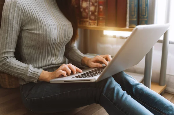 Mãos Mulher Está Digitando Laptop Segurando Smartphone Casa Escritório — Fotografia de Stock