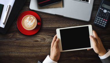 Modern ofis masasında elinde tabletle çalışan kadın işçilerin resimlerini çektim.