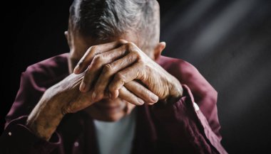 Üst düzey bir adam elleriyle yüzünü kapatıyor. Depresyon ve endişe Boşluğu kopyala.