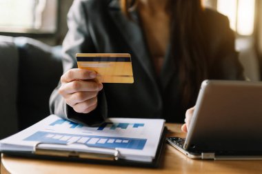İş kadını elleri akıllı telefon kullanıyor ve dijital katman efektli kredi kartını online alışveriş danışmanı olarak tutuyor.