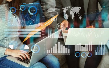 İş Analitik Konsepti ile Veri Yönetimi Sistemi. Sanal bilgisayardaki anahtar performans göstergeleri ve pazarlama analizleri için iş adamlarıyla birlikte çalışmak 