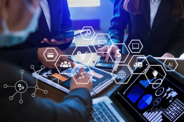 Çalışma ekibi toplantısı konsepti, bilgisayar ve akıllı telefon kullanarak iş dünyası ve dijital tablet bilgisayar ile sanal ikon ağ diyagramı ofisi sabah ışığı